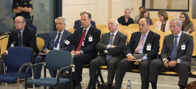 Los exdirectivos de Novacaixagalicia, el antiguo responsable del Grupo Inmobiliario Gregorio Gorriarán (i), el excopresidente Julio Fernández Gayoso (2i), el exdirector general José Luis Pego (3i), uno de los gestores de la oficina de integración, Óscar Rodríguez Estrada (3d), el exdirector general adjunto ejecutivo Javier García de Paredes (2d) y el abogado Ricardo Pradas (d), en el banquillo de los acusados durante el juicio contra ellos en la Audiencia Nacional por el supuesto cobro indebido de 18,9 millones de euros en prejubilaciones, delito por el que la Fiscalía Anticorrupción ha reclamado tres años de prisión.