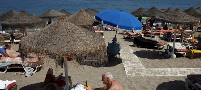Turistas extranjeros en la playa de Fuengirola (Málaga)