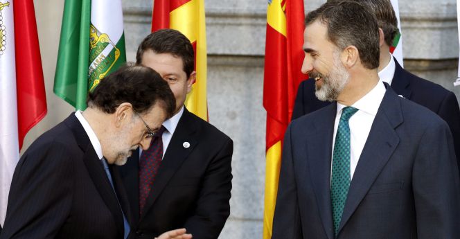 El rey Felipe VI, junto al presidente del Gobierno, Mariano Rajoy (i), y el presidente de Castilla-La Mancha, Emiliano García-Page (2i), momentos antes de posar en la foto de familia de la VI Conferencia de Presidentes, que reúne hoy al jefe del Ejecutivo, Mariano Rajoy, con los máximos responsables autonómicos, en una cita que no se convocaba desde 2012 y que se espera concluya con la firma de diez acuerdos entre el Estado y las comunidades.