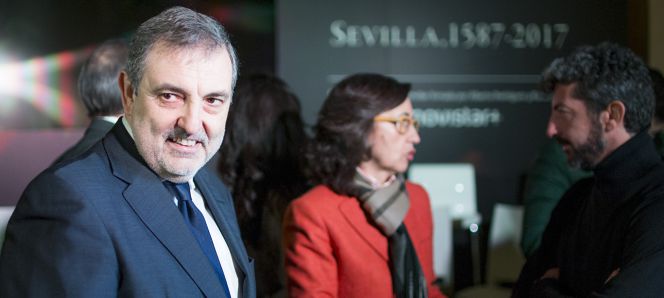 Sevilla17-01-2017: Luis Miguel Gilpérez (i), Presidente de Telefónica España junto a la Consejera de Cultura de la Junta de Andalucía, Rosa Aguilar (c) y el director de cine Alberto Rodríguez (d), durante la presentación del inicio de rodaje de la serie 'La Peste'.rn