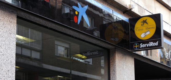 Fachada de una sucursal de La Caixa en Madrid. EFEArchivo