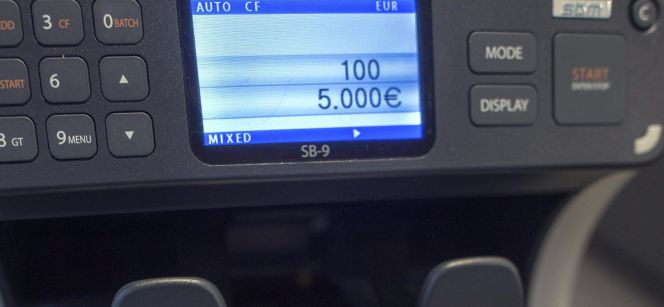 Un empleado de banca saca 5.000 euros en billetes de 50 de un cajero automático. EFEArchivo