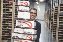 Xavier Pladellorens, en el centro logístico de Deporvillage.