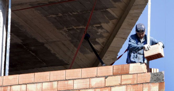 Un obrero trabaja en la construcción de una vivienda. EFEArchivo