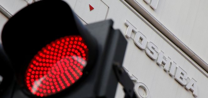 Logotipo de Toshiba en una tienda de Tokio (Japón).