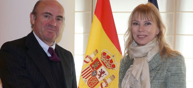 El ministro de Economía, Luis de Guindos, saluda a la comisaria europea de Industria y Emprendimiento, Elzbieta Bienkowska, con la que se reunió ayer en Madrid. EFEJJGuillén