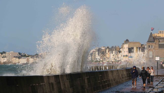 Olas en la bahía de Saint-Malo, en la Bretaña francesa.
