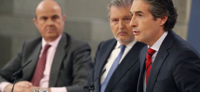 GRA219. Madrid. 20012017,- El ministro de Fomento, Íñigo de la Serna (dcha), y los ministros de Economía, Industria y Competitividad, Luis de Guindos (izda), Educación y portavoz del Gobierno, Íñigo Méndez de Vigo. EFEAngel Diaz
