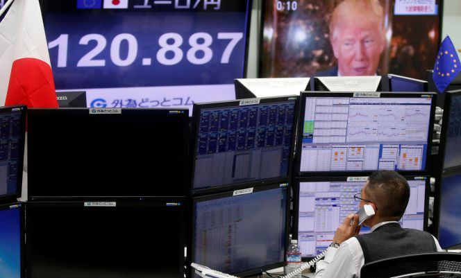 Casa de Bolsa de Tokio, con el presidente de EE UU en los monitores