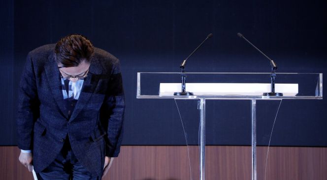 Koh Dong-jin, presidente de Samsung Electronics' Mobile Communications hace una reverencia durante la rueda de prensa de esta madrugada.