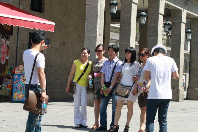 Turistas asiáticos junto al Acueducto de Segovia.