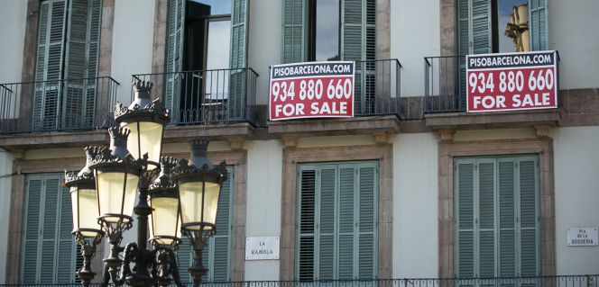 Cartel de piso en venta, escrito en ingles, en un edificio de viviendas en la Rambla, Barcelona.