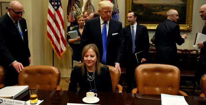 El presidente de EE UU junto a la consejera delegada de GM, Mary Barra, en la reunión en la Casa Blanca con los grandes fabricantes de coches.