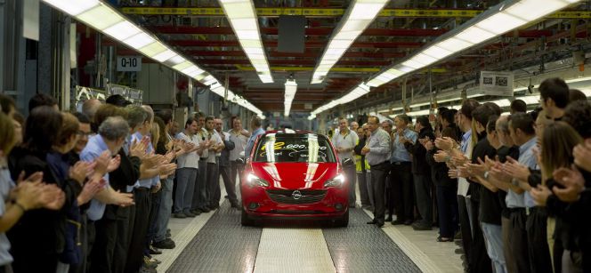Empleados de la fábrica de General Motors España en Figueruelas (Zaragoza).