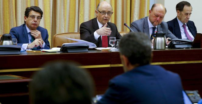 El ministro de Hacienda y Función Pública, Cristóbal Montoro (2-i), durante su comparecencia hoy en la Comisión de Hacienda del Congreso.