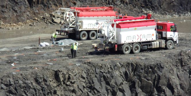 Camiones de Maxam con componentes de explosivos.
