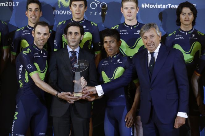 José María Álvarez-Pallete, presidente de Telefónica, con los integrantes del Movistar Team en el día de ayer.