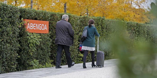Unas personas entrando al centro de Abengoa de Palmas Altas en Sevilla.