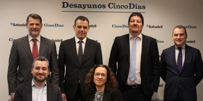 De pie, y de izquierda a derecha, Mario Yáñez, director de soluciones financieras de Tecnocom; Lluis Pascual, responsable del programa Kelvin Retail de Banco Sabadell; Carlos Clúa, director de transformación digital de Banco Sabadell y Guillermo González, director general de la Confederación de Comercio Especializado de Madrid. Sentados, Rodrigo García de la Cruz, vicepresidente de la Asociación Española de FinTech e InsurTech (AEFI) y director de innovación tecnológica y financiera en el IEB, y Isabel Esteban, directora de business intelligence y analytics de Worldline Iberia (Grupo Atos).