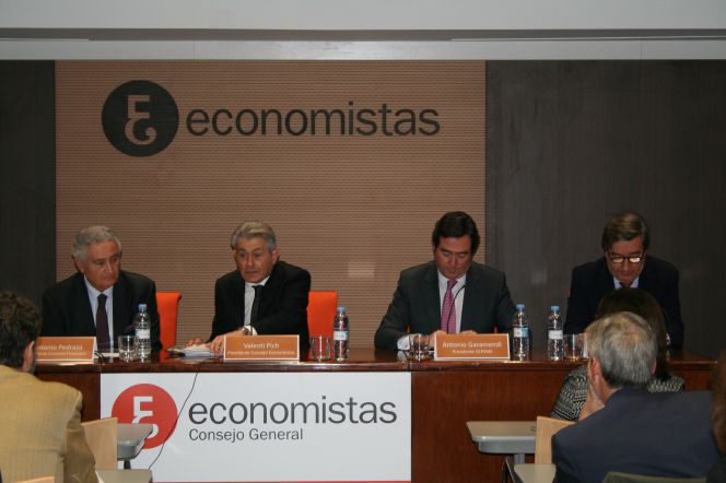 Antonio Pedraza, Valentín Pich y Antonio Garamendi en la presentación del informe del observatorio financiero del Consejo General de Economistas.