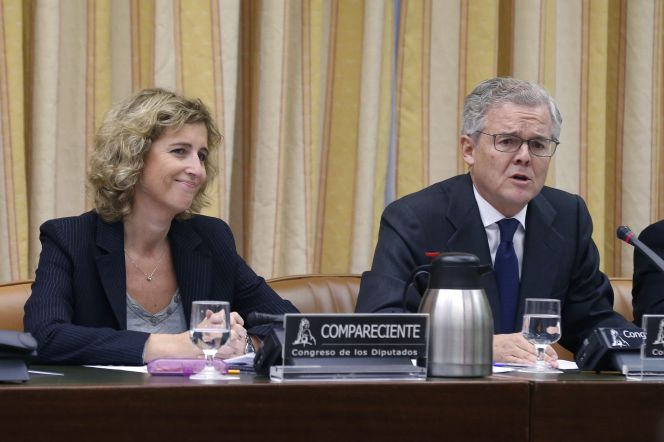 El presidente de la Comisión Nacional del Mercado de Valores (CNMV), Sebastián Albella (derecho), y la candidata a la vicepresidencia, Ana María Martínez-Pina.