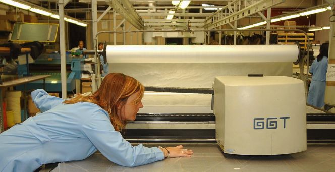 Una trabajadora de una fábrica textil