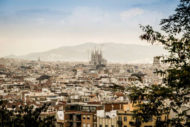 Imagen panorámica de Barcelona, con la Sagrada Familia al fondo.