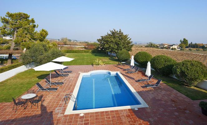 La piscina de Cal Ruget. A su lado, unos cultivos.