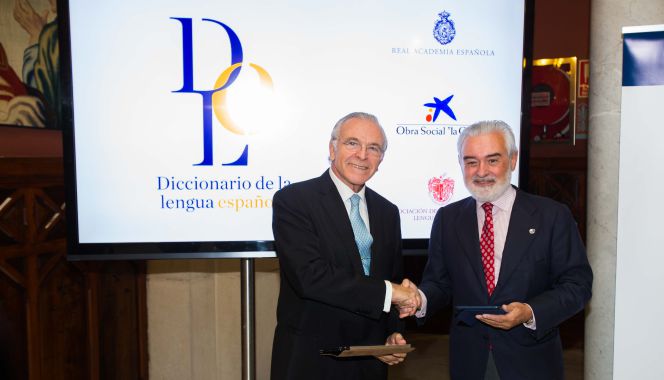 Isidro Faine, presidente de la Fundación La Caixa, y Dario Villanueva, director de la RAE, durante la presentación de los resultados.