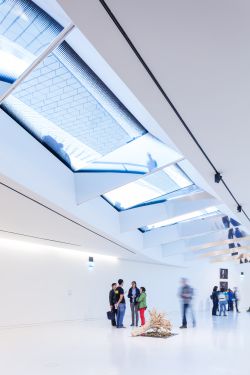 Interior con sus claraboyas del edificio.