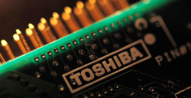Logo de Toshiba impreso en un circuito impreso.