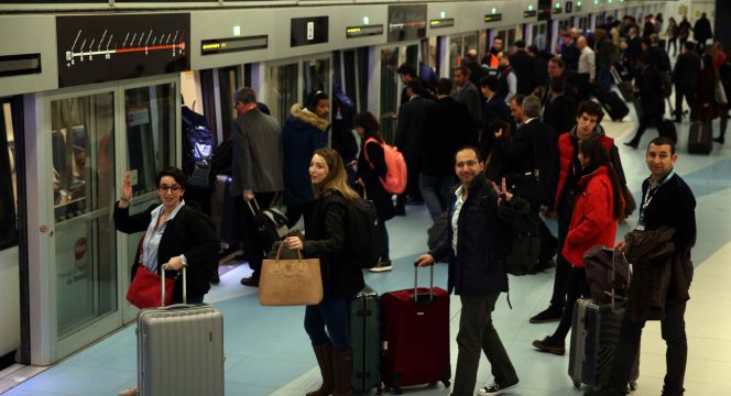 Asistentes del MWC abandona la feria a través del metro de Barcelona.