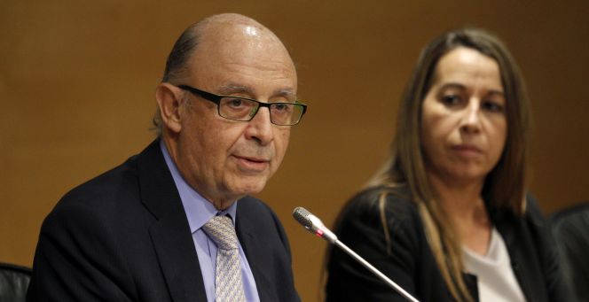 Cristóbal Montoro, ministro de Hacienda, junto a Elena Collado, secretaria de Estado de Función Pública.