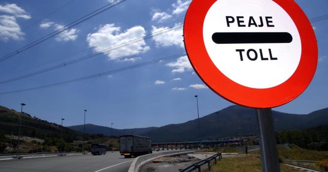 Entrada en la playa de peajes de una autopista de Abertis.