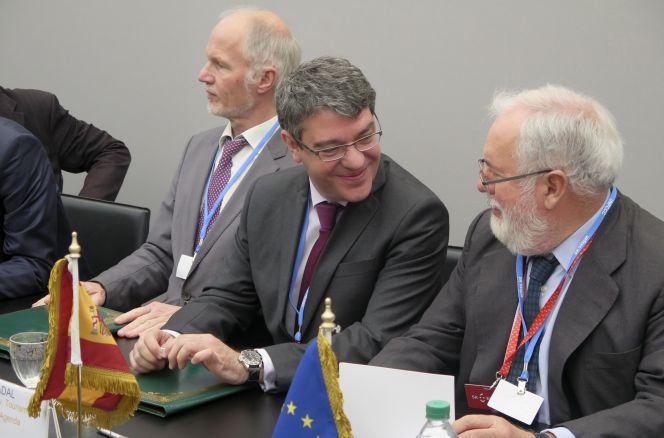 El ministro de Energía, Álvaro Nadal (c), junto al comisario de Acción por el Clima y Energía, Miguel Arias Cañete (d).