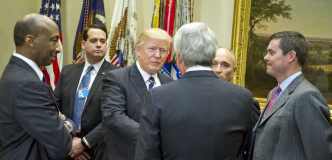El presidente de EE UU, Donald Trump, recibiendo este martes a los representantes del sector farmacéutico en la Casa Blanca.