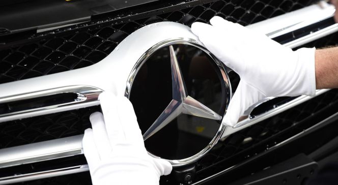 El emblema de Mercedes-Benz, marca de del grupo Daimler.