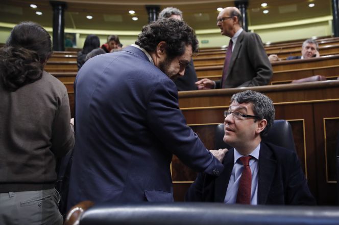Miguel Gutiérrez, diputado de Ciudadanos, conversa con el ministro de Energía, Álvaro Nadal.