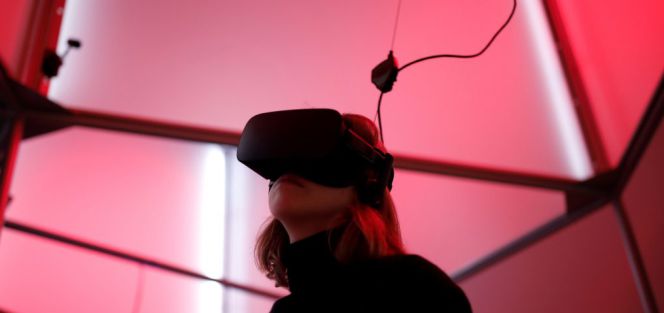 Una mujer, con un casco de Oculus Rift VR, el pasado diciembre en París.