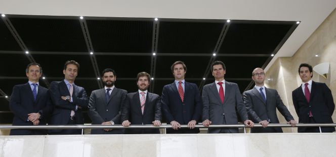 Equipo de bonos de Santander. De izquierda a derecha: Germán Escrivá de Romaní, Alberto Román, Gabriel Castellanos, Ignacio Bas, Álvaro Carbajosa, Antonio García Méndez, Santiago Rivas y Miguel de Noronha Almeida.