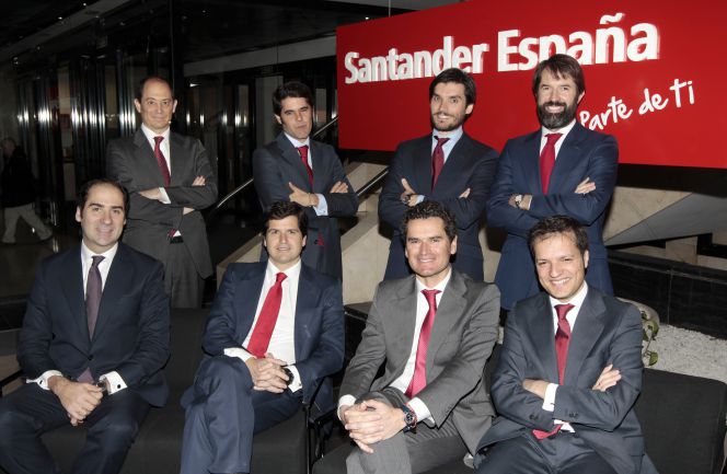 Equipo de préstamos del banco Santander. De pie, de izquierda a derecha: Salvador Viada, Pablo Trueba, Jorge Lozano y Asier González. Sentados: Unai Parra, Julio Ruiz de Alda, Antonio García Méndez y Daniel Machuca.