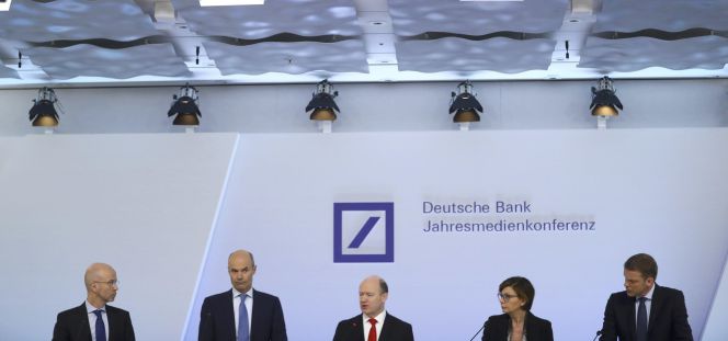 Principales directivos de Deutsche Bank, con el CEO John Cryan enmedio, ayer en Fráncfort.