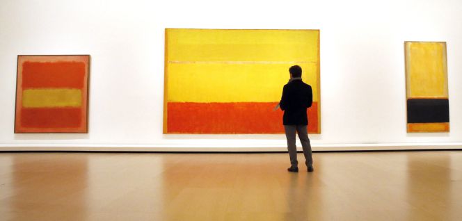 Una persona observa algunas de las obras de Mark Rothko, incluidas en la exposición "Expresionismo Abstracto", que ha sido presentada hoy en el Museo Guggenheim de Bilbao y cuenta con 130 pinturas, dibujos, esculturas y fotografías de autores como Willem de Kooning, Robert Motherwell, Pollock o el mismo Rothko.