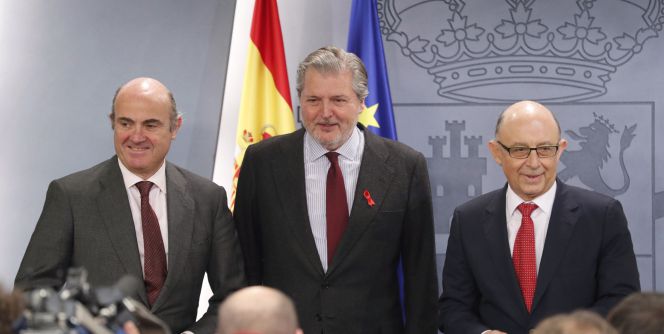 El ministro de Educación, Cultura y Deporte, Íñigo Méndez de Vigo, junto al ministro de Economía, Luis de Guindos, y el ministro de Hacienda, Cristóbal Montoro.