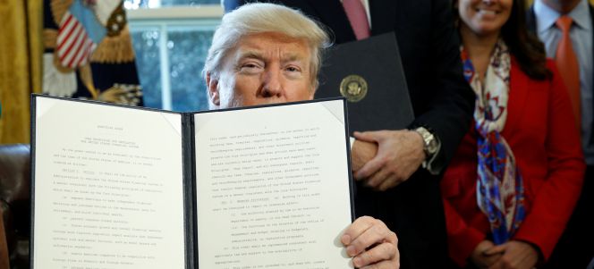 El presidente de EE.UU., Donald J. Trump, enseña una orden ejecutiva firmada en el Despacho Oval de la Casa Blanca en Washington, Estados Unidos, hoy 3 de febrero de 2017. Donald Trump firmó varias ordenes, entre ellas la revisión de la ley Dodd-Frank de Wall Street diseñada por el gobierno de Barack Obama para reforzar el sistema de regulación financiera tras la crisis de 2008.