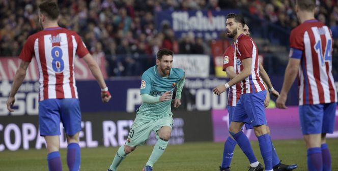 El delantero argentino del FC Barcelona Leo Messi celebra su gol, segundo del equipo frente al Atlético de Madrid, durante el partido de ida de la semifinal de la Copa del Rey en el estadio Vicente Calderón, en Madrid.