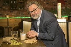 El maestro cervecero de Heineken, Willem Van Waesberghe, esta semana en la fábrica de Madrid, posando con los cuatro ingredientes de la cerveza: agua, lúpulo, malta y levadura.