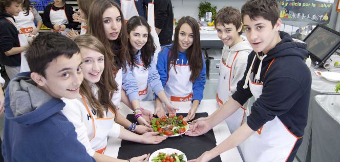 Un grupo de alumnos muestran el plato que han preparado en un taller de cocina del programa TAS.