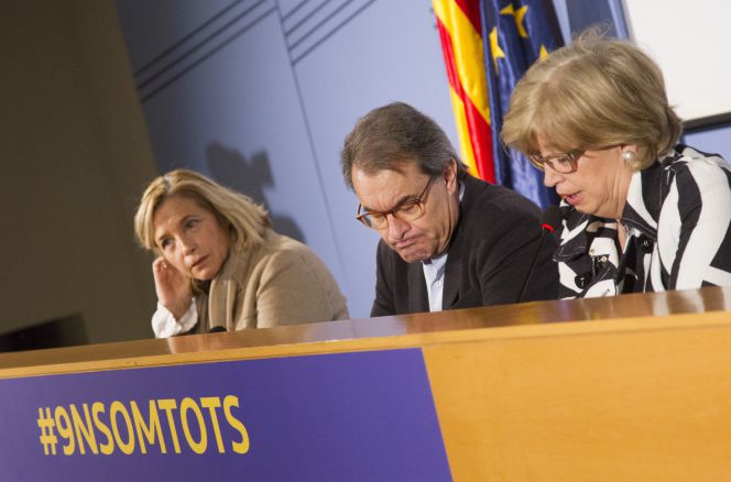 El expresidente de la Generalitat Artur Mas y las exconselleras Joana Ortega (i) e Irene Rigau durante la rueda de prensa ofrecida el domingo en el Museo de Historia de Cataluña