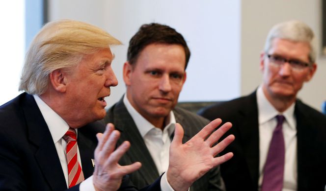 Donald Trump habla con el cofundador de Paypal, Peter Thiel, y el consejero delegado de Apple, Tim Cook.